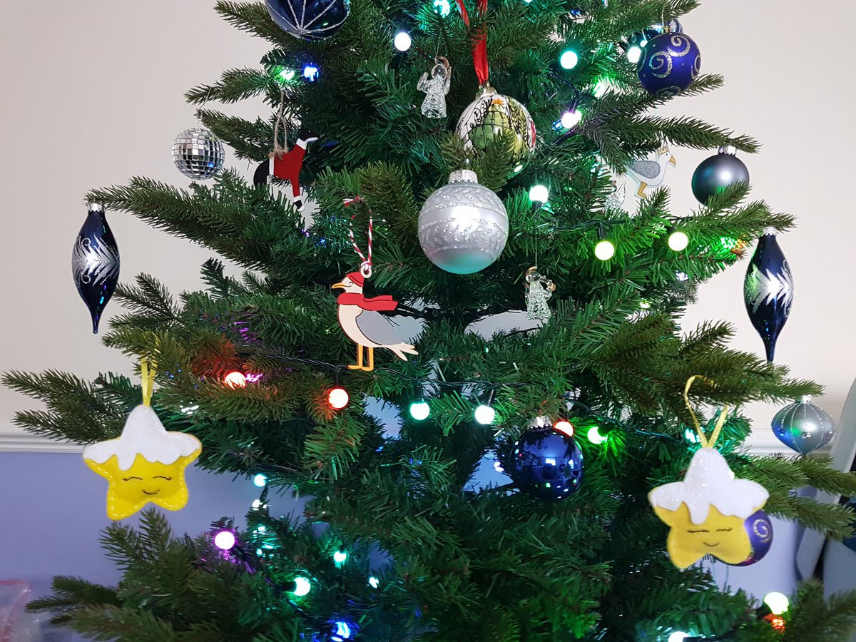 ollywhippet's tweet photo. The Christmas tree is up and Ally's decorations are on: her @Jess_and_Poppy stars, her @amberhounds greyhound and her @HarrietLowther bauble ❤❤❤. Also 2 festive seagulls 🤭. https://t.co/bORsEJgARN