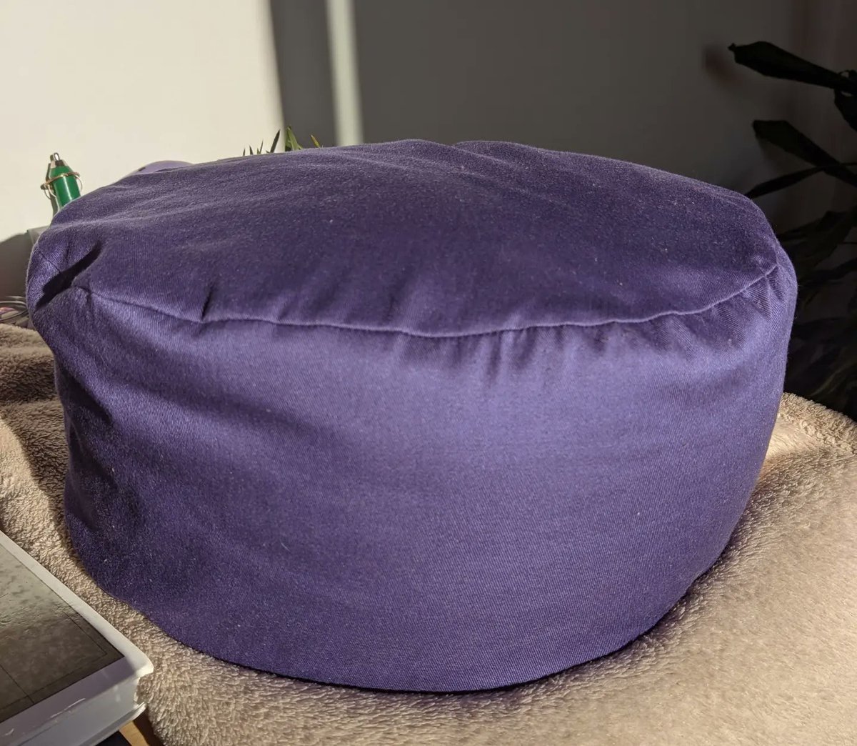 Jastuk za meditaciju (punjen heljdom)
 
Prečnik 35cm, visina 16cm
Korišćen par puta
Cena 2000rsd + poštarina