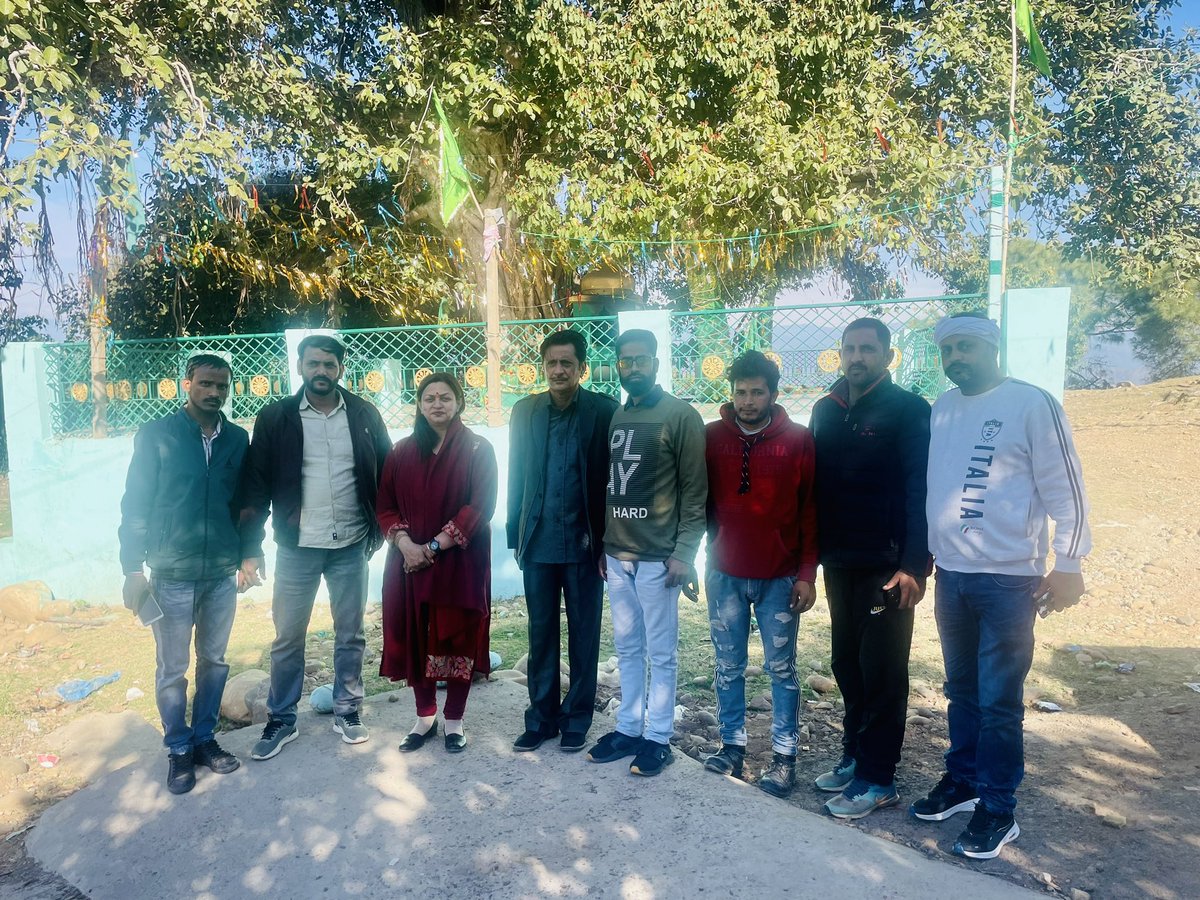 RekhaMAHAJAN7's tweet photo. #Bhatindi में
बाबा पंच पीर जी के दरबार में स्थानीय लोगों के साथ मिलकर माथा टेका , उसके पश्चात् गणमान्य लोगों के साथ मिलना व परिचय हुआ ।
#bahuconstituency
#District #JammuSouth
@ImRavinderRaina @AshokKoul59 @ashishsood_bjp @tarunchughbjp @BJP4India @BJP4JnK @AmitShah https://t.co/fzJ1YISZ9S
