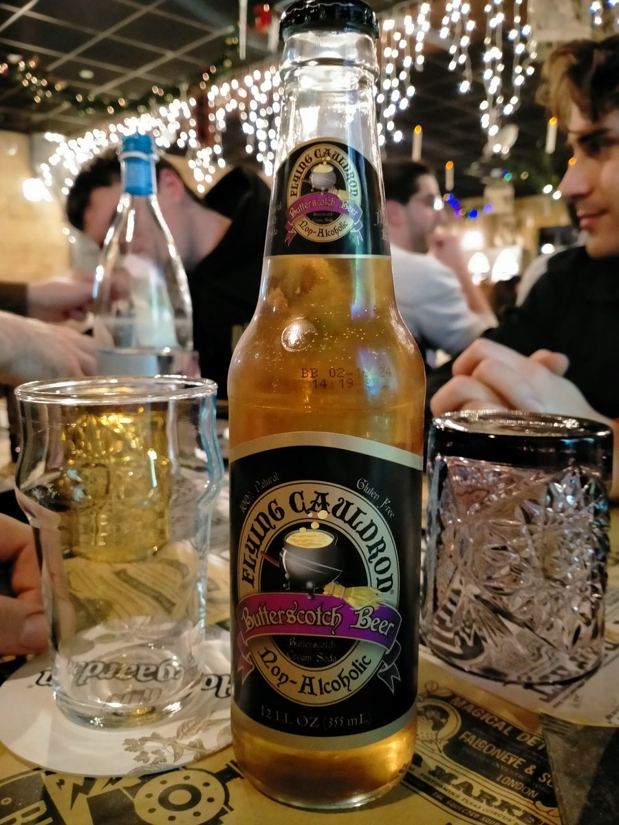 Fairy_Ori_Hime's tweet photo. "Tre burrobirre con lo zenzero nella mia per favore"
Ieri sera ho assaggiato la burrobirra al Binario Magic Pub a tema Harry Potter, è una bevanda analcolica al caramello frizzante! Molto dolciosa! 🍺
A voi piacerebbe?
#harrypotter #magicpub #burrobirra https://t.co/eANElioELB