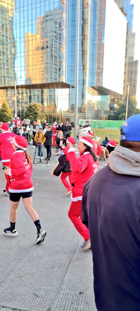 dramitor's tweet photo. #TheSantaRun
Admiro ese ímpetu por siempre hacer cosas diferentes, y ser tan dinámica. Venga amorcito @PatyOrtegaM
#TAD https://t.co/HsIJr93PkX