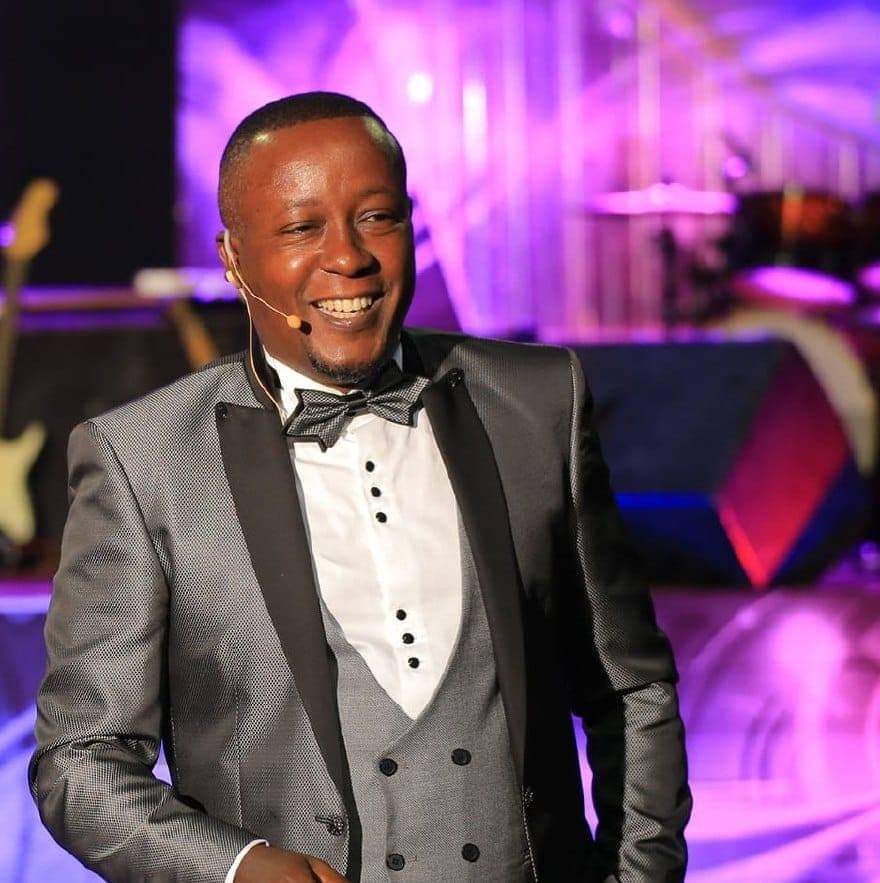mwami360's tweet photo. #Thread👇

CONTROL THE NARRATIVE, RULE THE ROOST
@JKabuleta's Weekly Rant

Every dictatorship is sustained by an aura.
Every aura is sustained by a conversation.

Imagine a man has two wives (I am talking 50 years ago, lest anyone is offended). #FreePresidentKabuleta https://t.co/Qx7ctBf4K1