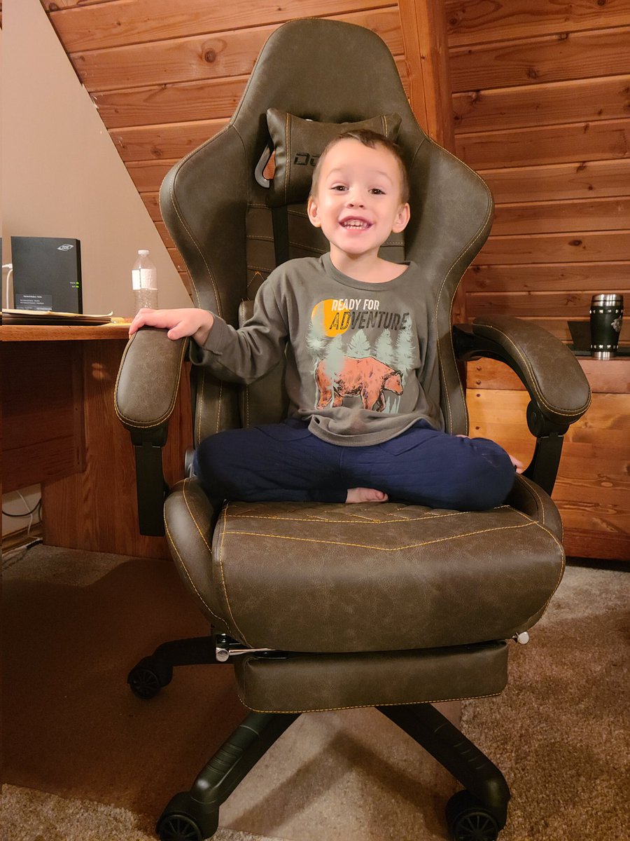 TessaLamping's tweet photo. Today is my 27th birthday!! to celebrate im up early studying stocks n prepping for work for my release this week to be on my own as an agent 😁 thank you all for being a part of this incredible journey! Fingers crossed to reaching the million $ goal by 30! 🥳 #TimSykesChallenge https://t.co/9vl6zXdw4q