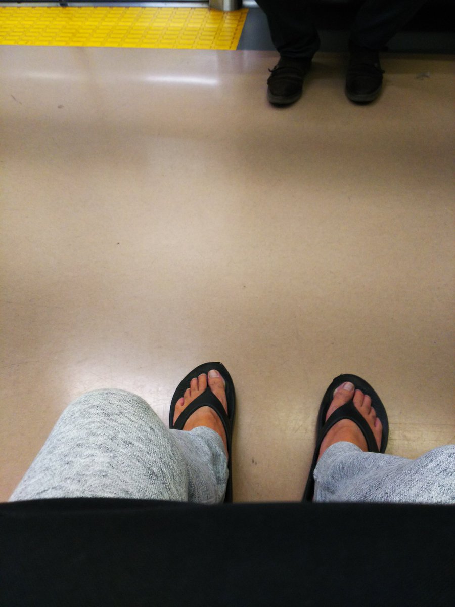 fundoshi_nomi's tweet photo. やはり、この時期にビーサン素足はしませんね!😅 https://t.co/qzEQpmiQr3