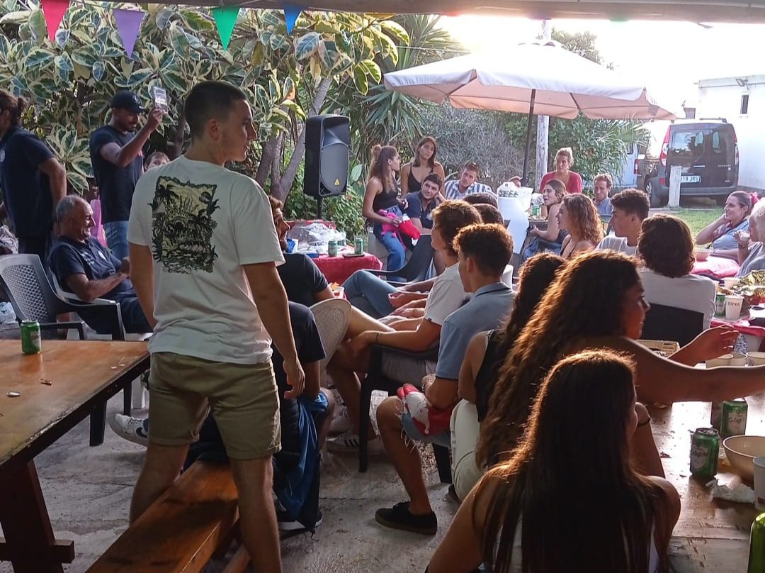 🙌 ¡La #FamiliaEcheyde ayer estuvo de comida navideña 🎅‼️ Una reunión de los 3 equipos de categoría nacional, cuerpo técnico, familiares y directivos🤽‍♂️👏 No hay más que ver las fotos📸 para darse cuenta de que lo pasamos 💣😜 con amig@ invisible incluido y regalitos sorpresas 🎁