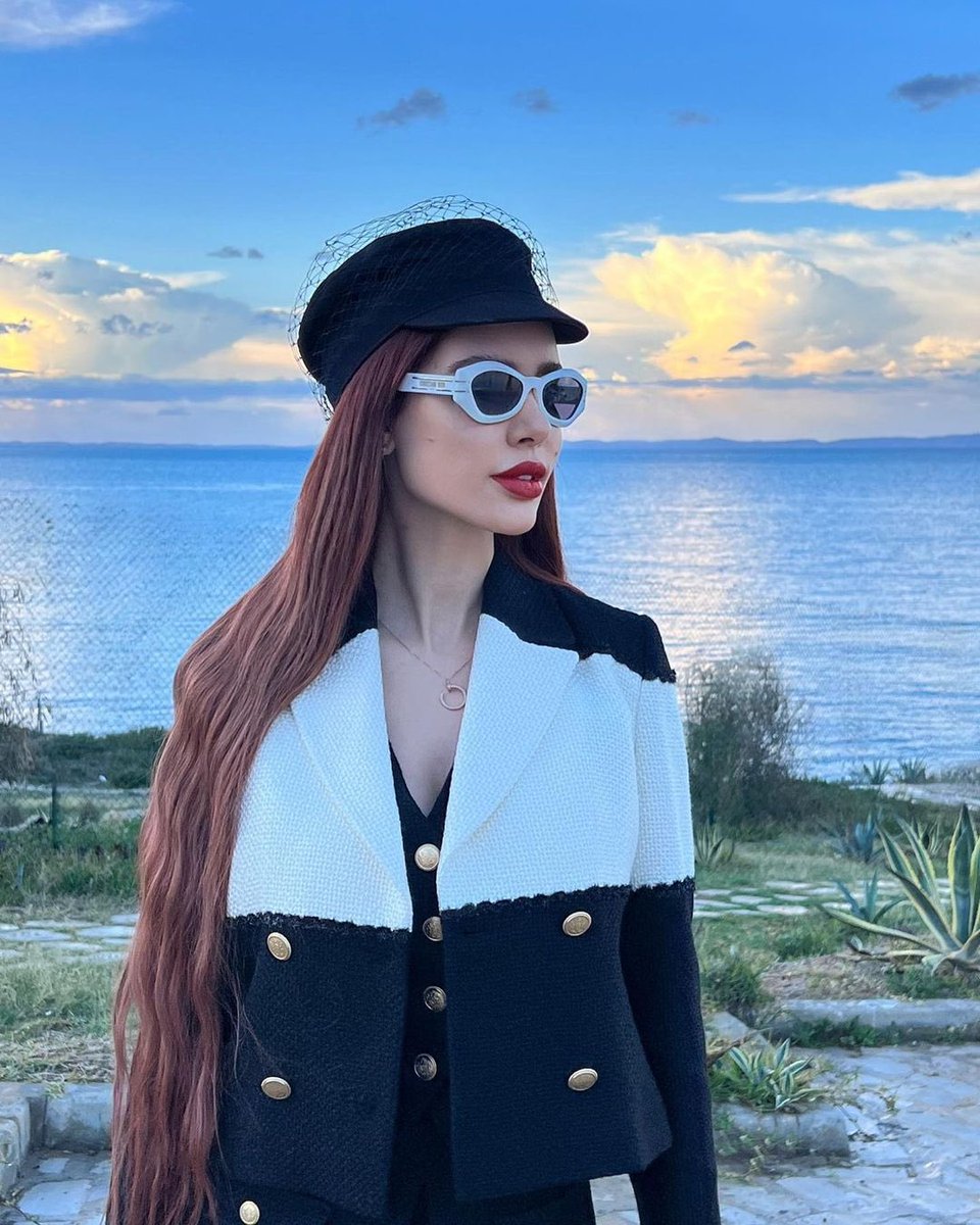 AichaaOthman's tweet photo. Wherever you go, no matter what the weather, always bring your own sunshine 🤍

#AichaOthman https://t.co/Jj47ACAWOj