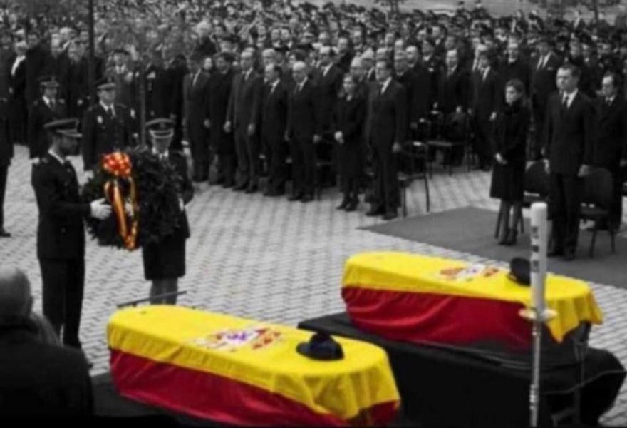 Sup_Policia's tweet photo. Mientras recordemos a nuestros compañeros Isidro y Jorge, no caerán en el olvido a pesar de que ya no estén entre nosotros.
Su valor y sentido del deber los convierte en auténticos #HéroesSinCapa que cayeron defendiendo a sus compatriotas en la embajada de España en #Kabul https://t.co/JHBKM1ys6c