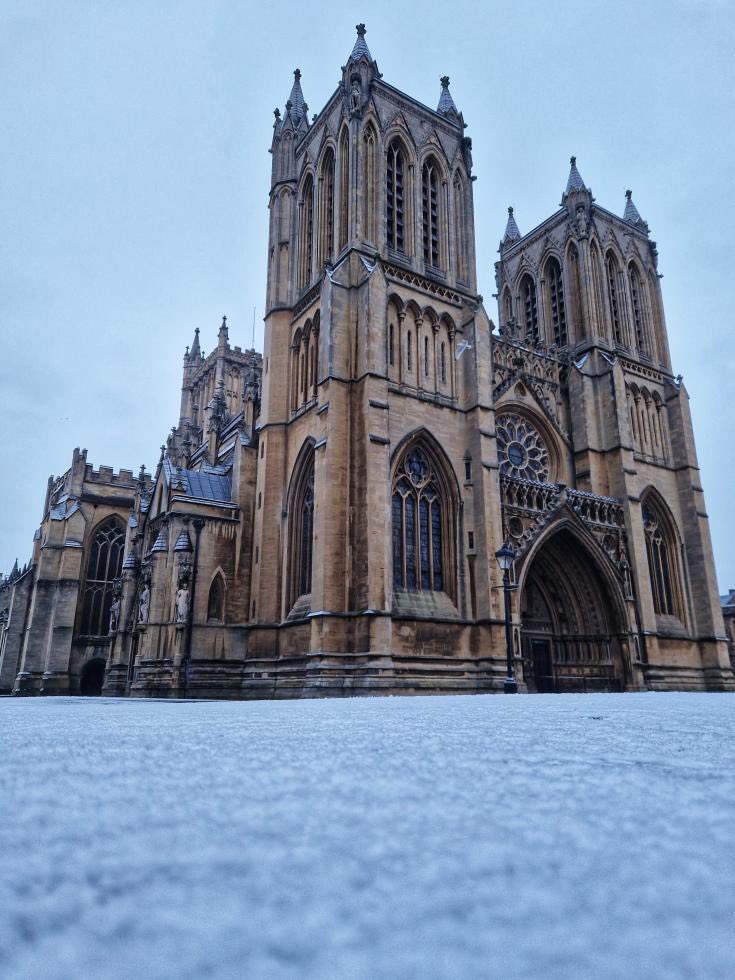 BristolCathedra's tweet photo. Bristol Cathedral in snow this morning!! ❄️🌨️☃️

📸: matthewpriceartist https://t.co/tyshDzqOi7