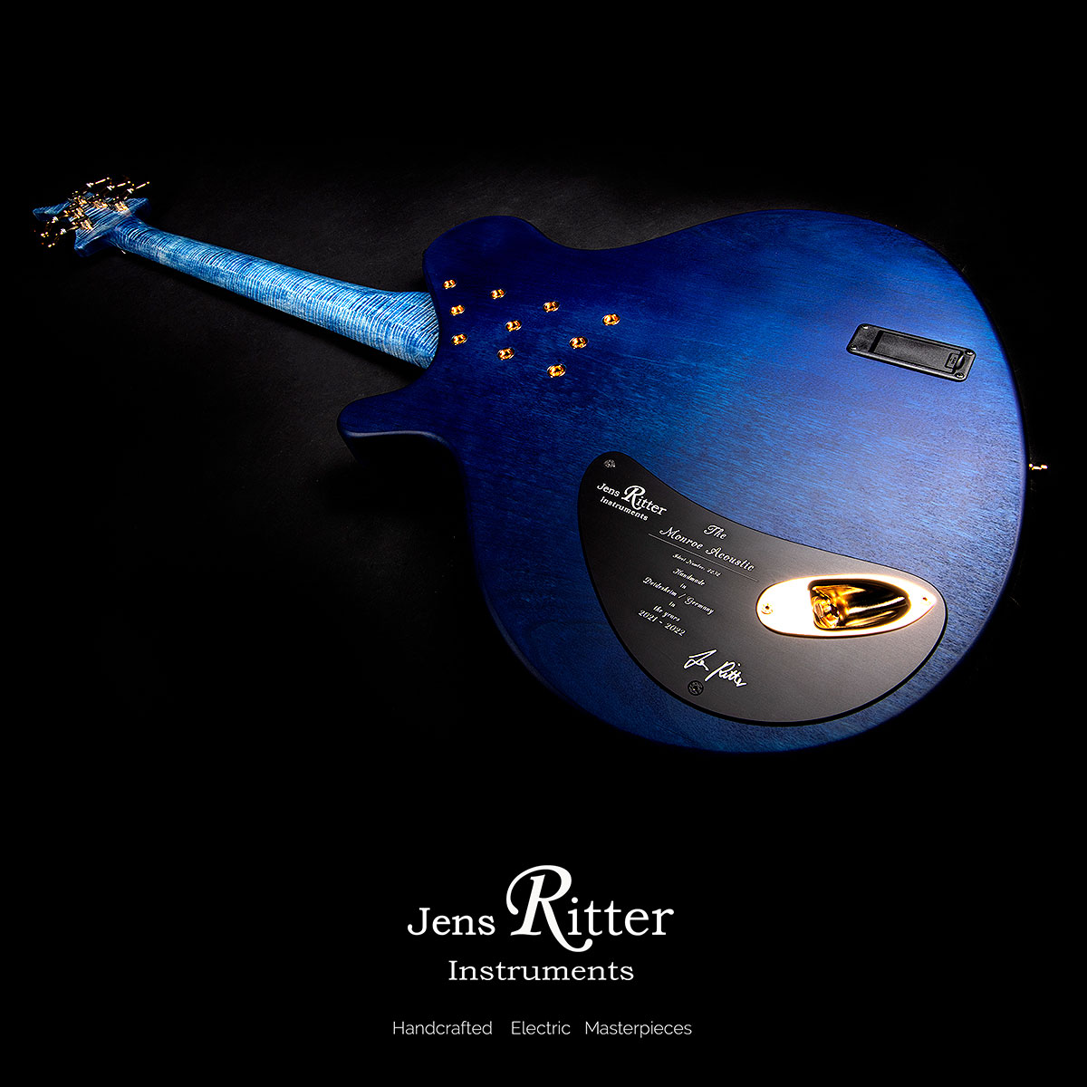 Available now!
Monroe Acoustic 5-string bass. Flamed maple top with frosted  Flying blue finish.
ritter-instruments.com/available.php

#bassguitar
#custombass
#electricbass
#baixoeletrico
#bassplayeruniverse
#bassplayer
#jensritterinstruments
#ギター職人
#highendbass
#bajoelectrico
#奢华