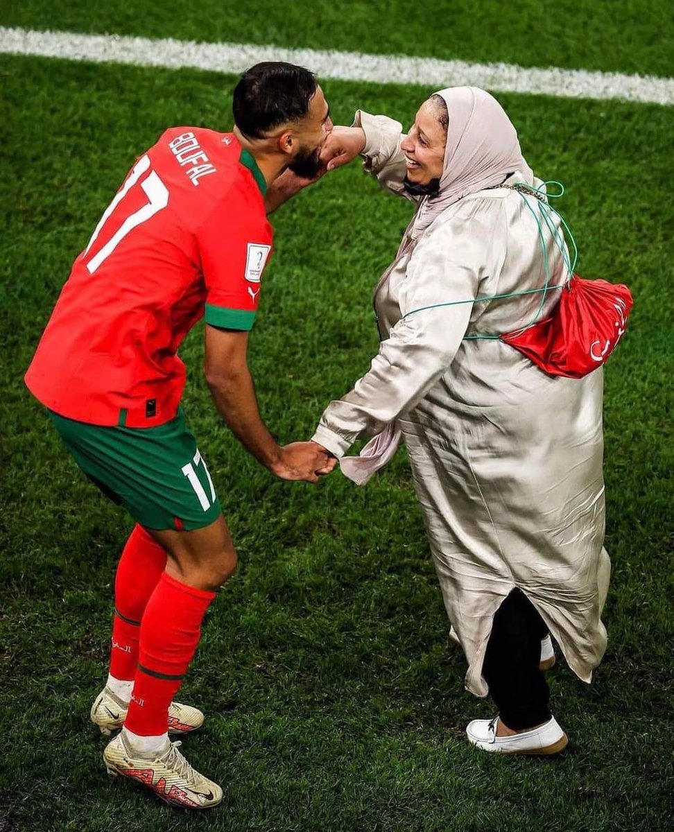 CucchiRiccardo's tweet photo. Balla ragazzo. Balla con la tua mamma. Perché il calcio è gioia. E riflesso della vita nella quale è immerso. Della quale è parte. #Marocco #Mondiale https://t.co/ggla8lLdgX