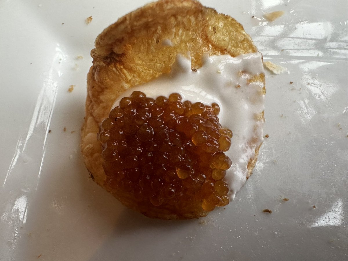 James_Mathur's tweet image. #pinotnoir tasting with snacks @domainecarneros 

Best pairing is the whitefish roe with potato chips, with Le Ciel Serein