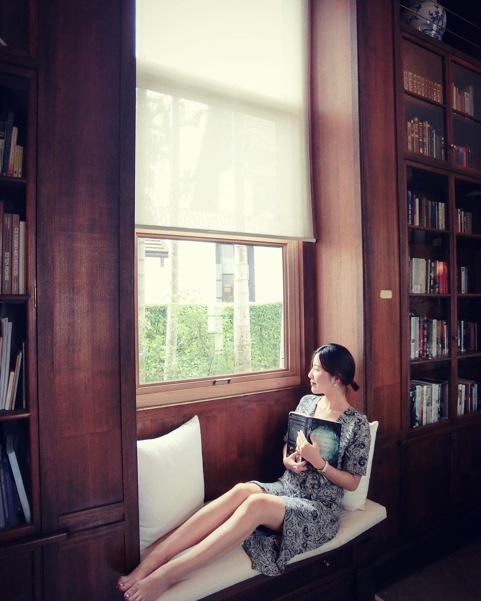 Amysdgg's tweet photo. Today is the weekend off, it's still raining outside, I'm soaking in my uncle's study and I'm not ready to go out https://t.co/PFaamQ0zdu