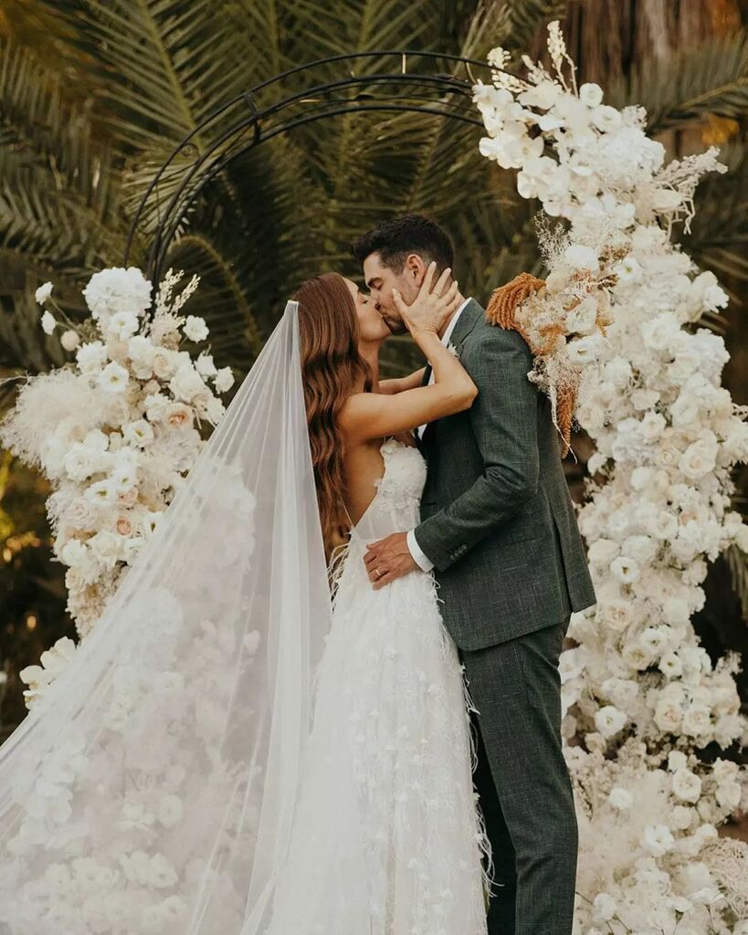 Today's Luxury Weddings tweet media