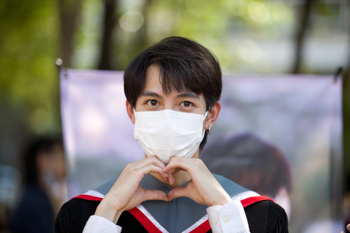 praew_ppm's tweet photo. ชั้นน่าจะรู้จักเทอเร็วกว่านี้ จะหอบของขวัญไปให้เลย🥹
#FirstkpGraduation
#Firstkanaphan
#กองทัพของเฟิร์ส https://t.co/HJmKYVMjat