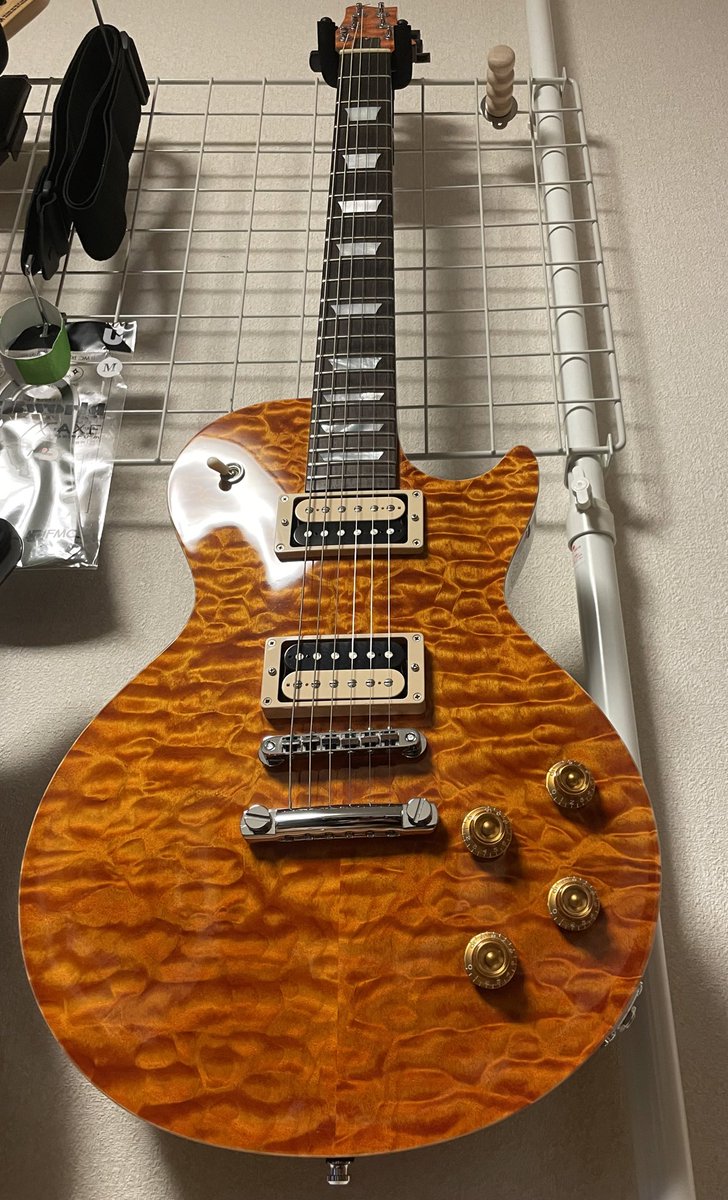 toshi_wada's tweet photo. 久しぶりにこのギター出してみた。初対面のギタリストの方に「ギター何使ってますか？」と訊かれると、たいていはこのギターの画像を見せる。 https://t.co/dUROaCUqba