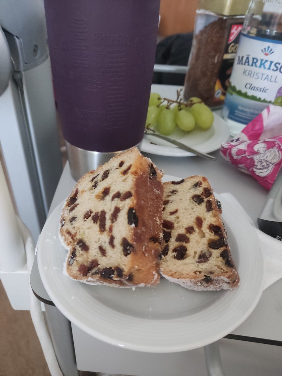 sasazatata's tweet photo. Wenn man nett zum Küchenteam ist, sind die auch nett zu einem und es gibt gleich 2. Stücke Stollen 😊 #Krankenhaus #BechterewUpdate https://t.co/gf3aOybIvf