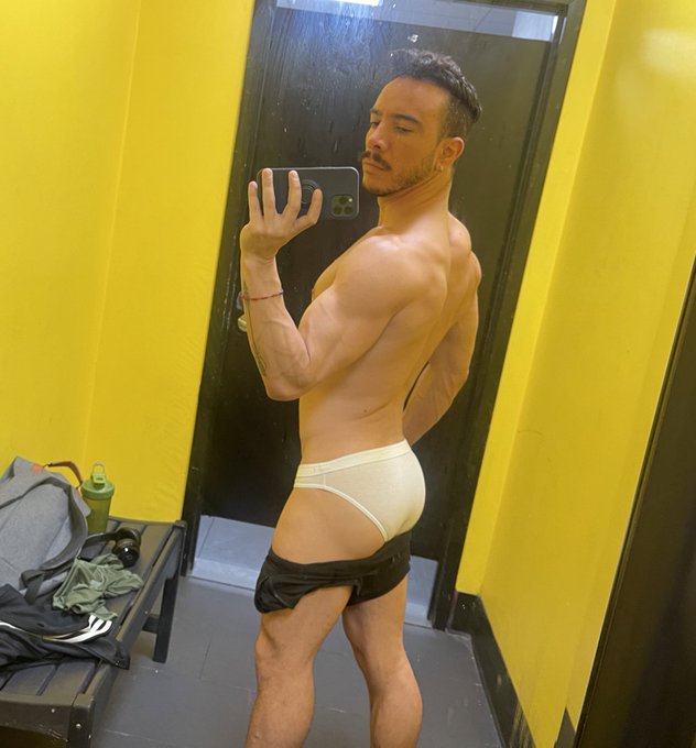 Sweaty undies, come sniff ? https://t.co/13QNu7GmUe