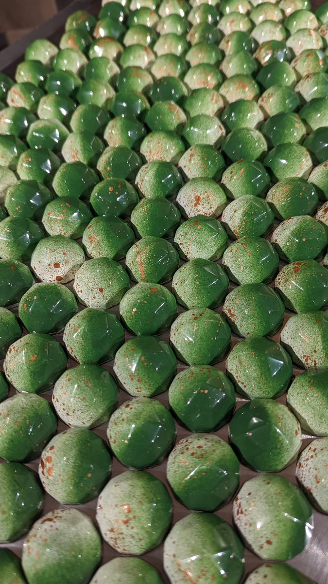 EponineChoc's tweet photo. A new flavour for the Christmas lineup 🎄

Pear compote with a port and dark chocolate ganache.

Heading into #chocolate selection boxes and our #Christmas collection from tomorrow! https://t.co/psgv3MltKo