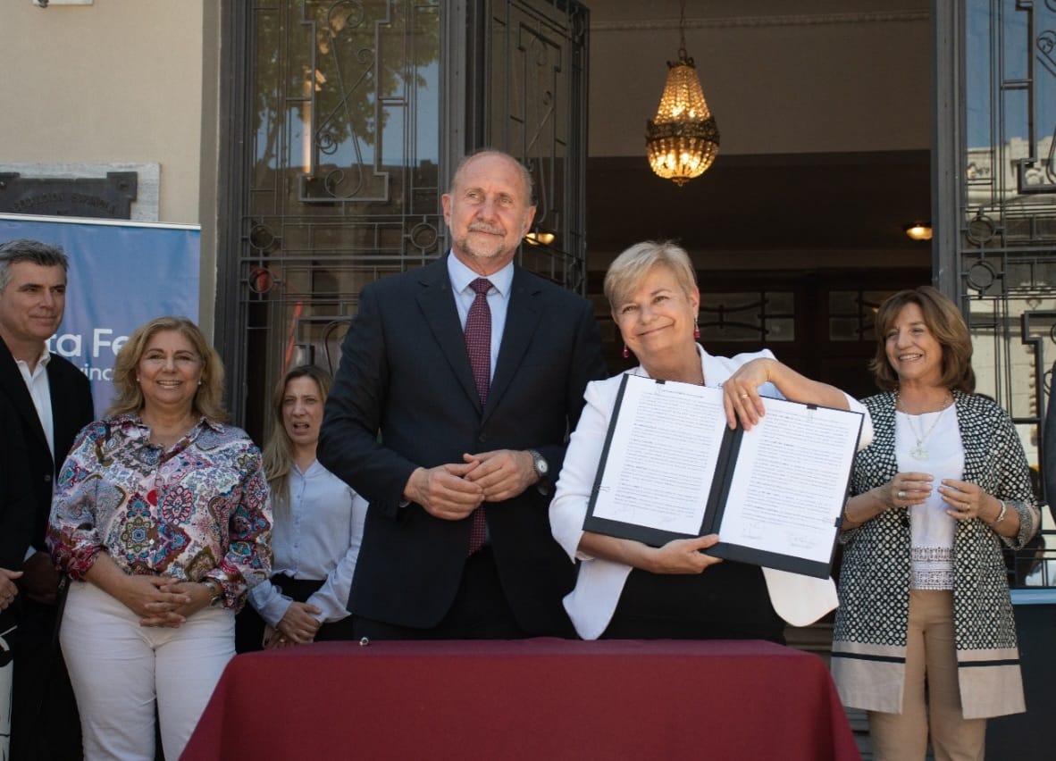 Durante estos tres años, en conjunto superamos muchos desafíos y concretamos importantes logros. Continuemos trabajando, por más desarrollo productivo, obras y servicios de calidad para nuestra gente. #EnSantaFeHacemos