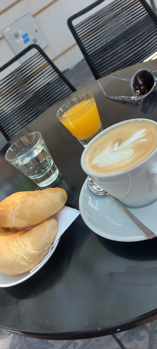 CuyoNoticias's tweet photo. Hay comerciantes que comprenden el valor de tomar un café con la #bici bien ubicada y segura, impecable #AngoloDolce en #CiudaddeMendoza la #ciclovia de Leónidas Aguirre pasa a 80 mts. Avanti! https://t.co/70VEobYnp7