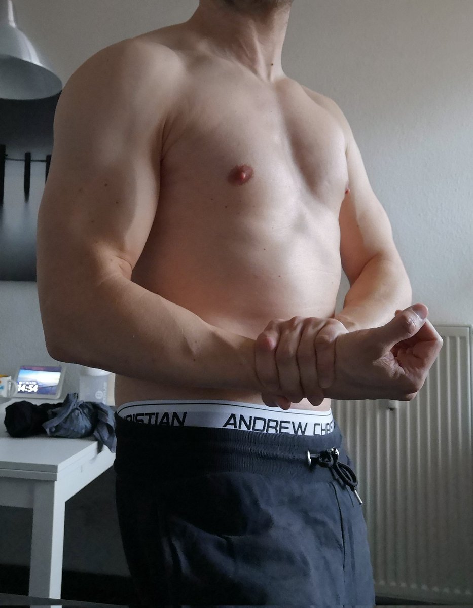 muscletoadwart's tweet photo. Practicing flexing after gym... A lot work is ahead of me #growingmuscles #musclegrowth #musclegay #musclefan #gettingmuscles https://t.co/9QxPD89oEB