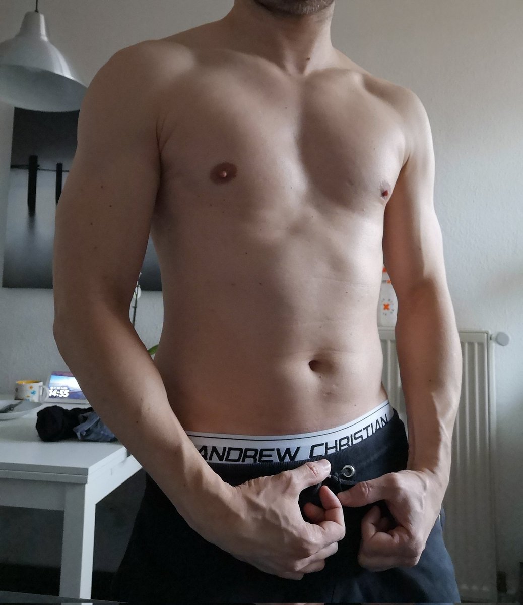 muscletoadwart's tweet photo. Practicing flexing after gym... A lot work is ahead of me #growingmuscles #musclegrowth #musclegay #musclefan #gettingmuscles https://t.co/9QxPD89oEB