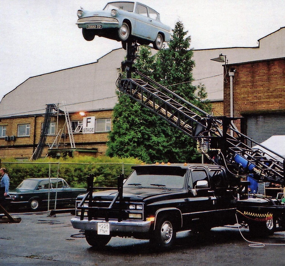 CarManToday's tweet photo. Making cars fly behind the scenes on Harry Potter and the Chamber of Secrets (2002). 🎬 https://t.co/YxMuZfVaak