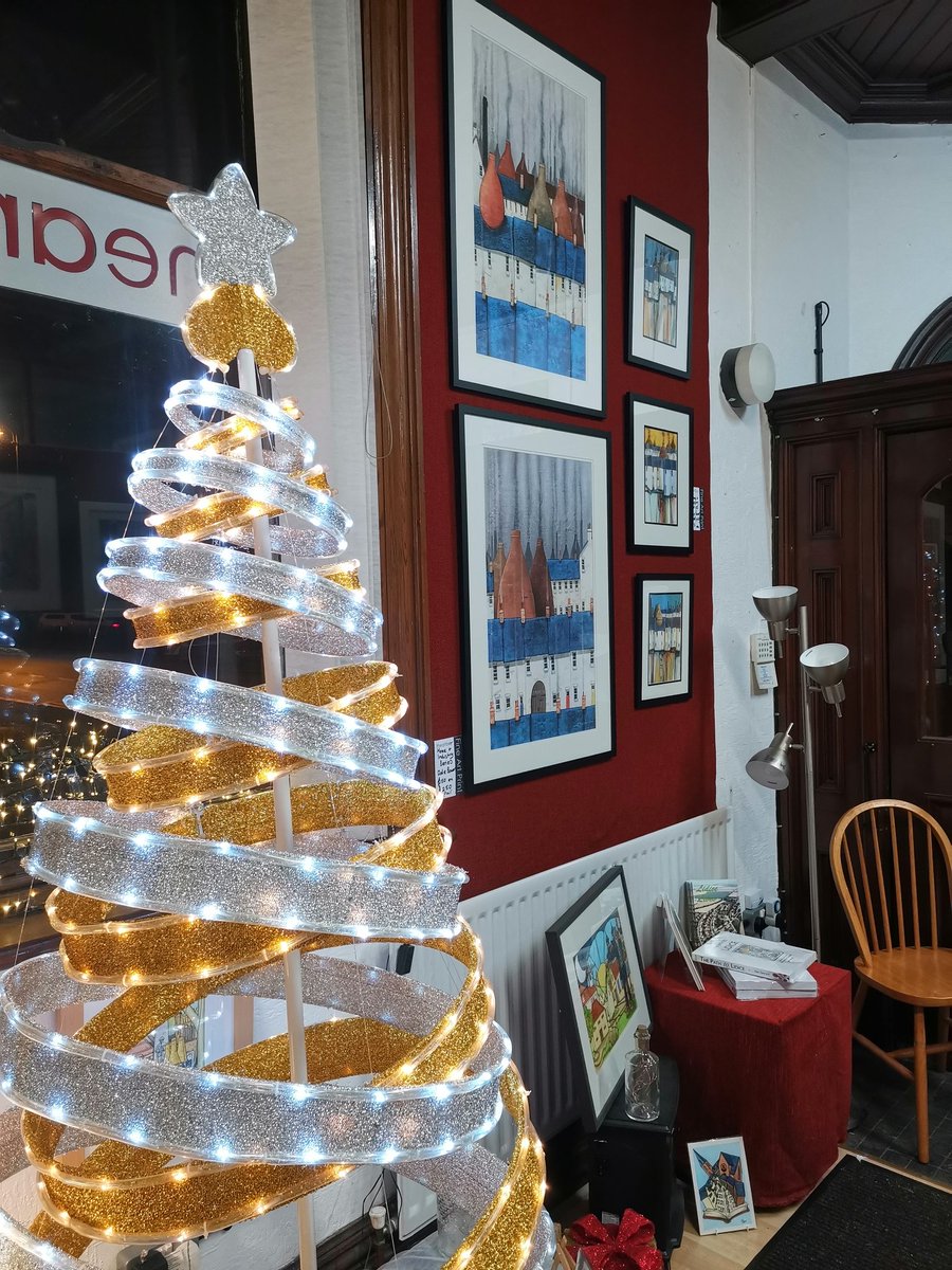 Feeling festive in the gallery. Remember to pop in next week. Open Tuesday to Saturday 11 till 5  @shawsteve5 <a href="/ArtKirkham/">Sid Kirkham Art</a> <a href="/alanjgerrard/">Alan Gerrard 🇪🇺🇬🇧🏴󠁧󠁢󠁥󠁮󠁧󠁿🇨🇿</a> <a href="/cheryl_gerrard/">Cheryl Gerrard</a> <a href="/UtdChildrensArt/">Fenton Heritage and Arts</a>