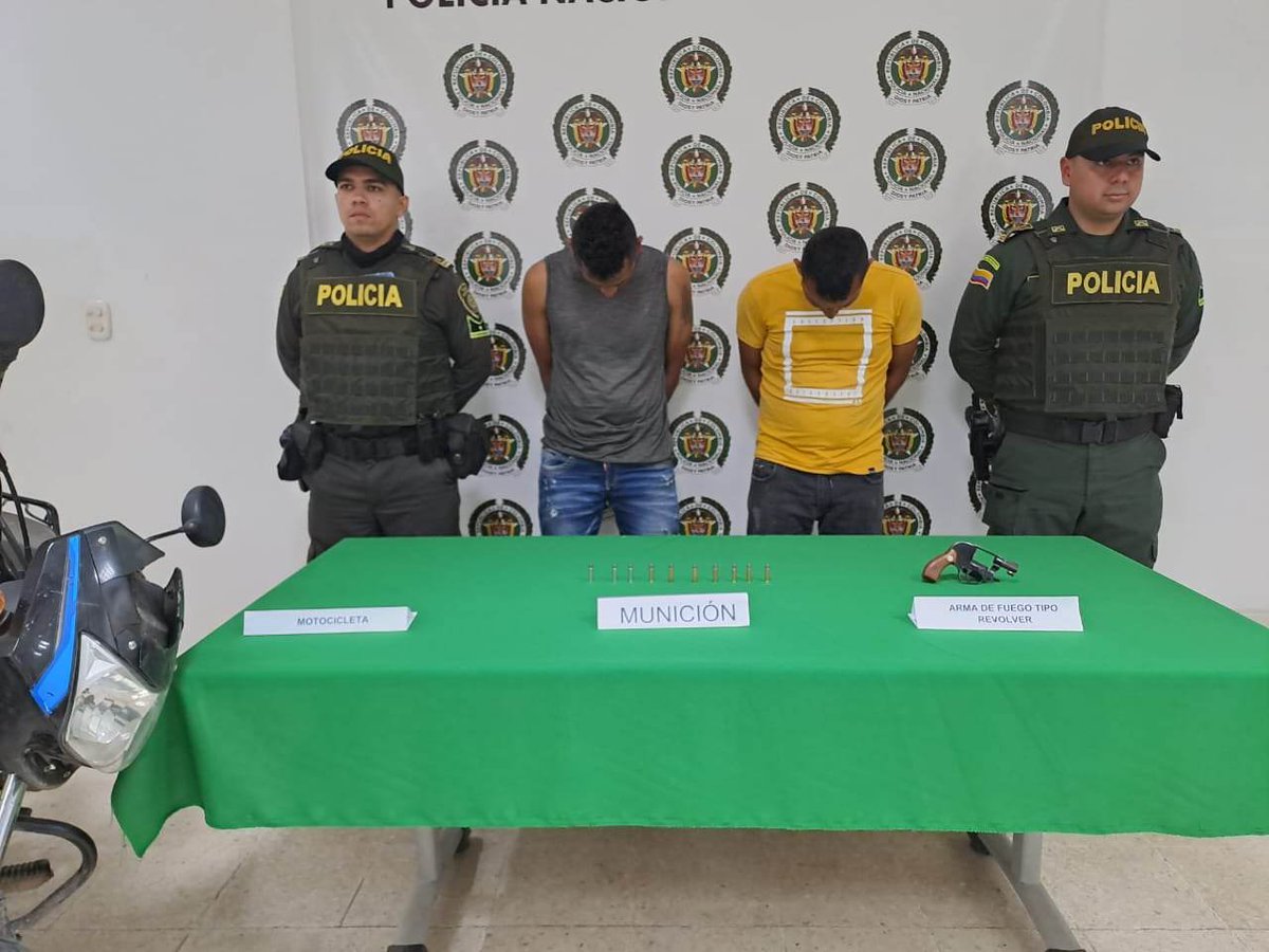 PoliciaDEMAM's tweet photo. En acciones de registro y control a personas en el corregimiento el #Centro, #MiPolicíaDelCuadrante logra la captura en flagrancia de dos ciudadanos por el delito de fabricación, tráfico porte o tenencia de armas de fuego. #DiosYPatria 
#EsUnHonorSerPolicía https://t.co/YVLTsIreLh