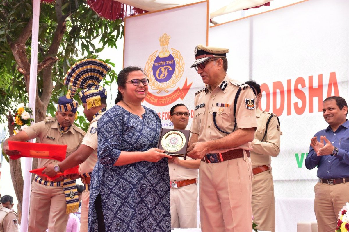 RjKomal4's tweet photo. Blessed to be an RJ . Thank you  Shri Manoj Kumar Chhabra ji ,D.G. prison and DCS , Odisha for this honour.🙏

#beingrjkomal https://t.co/H1IlryOuT5