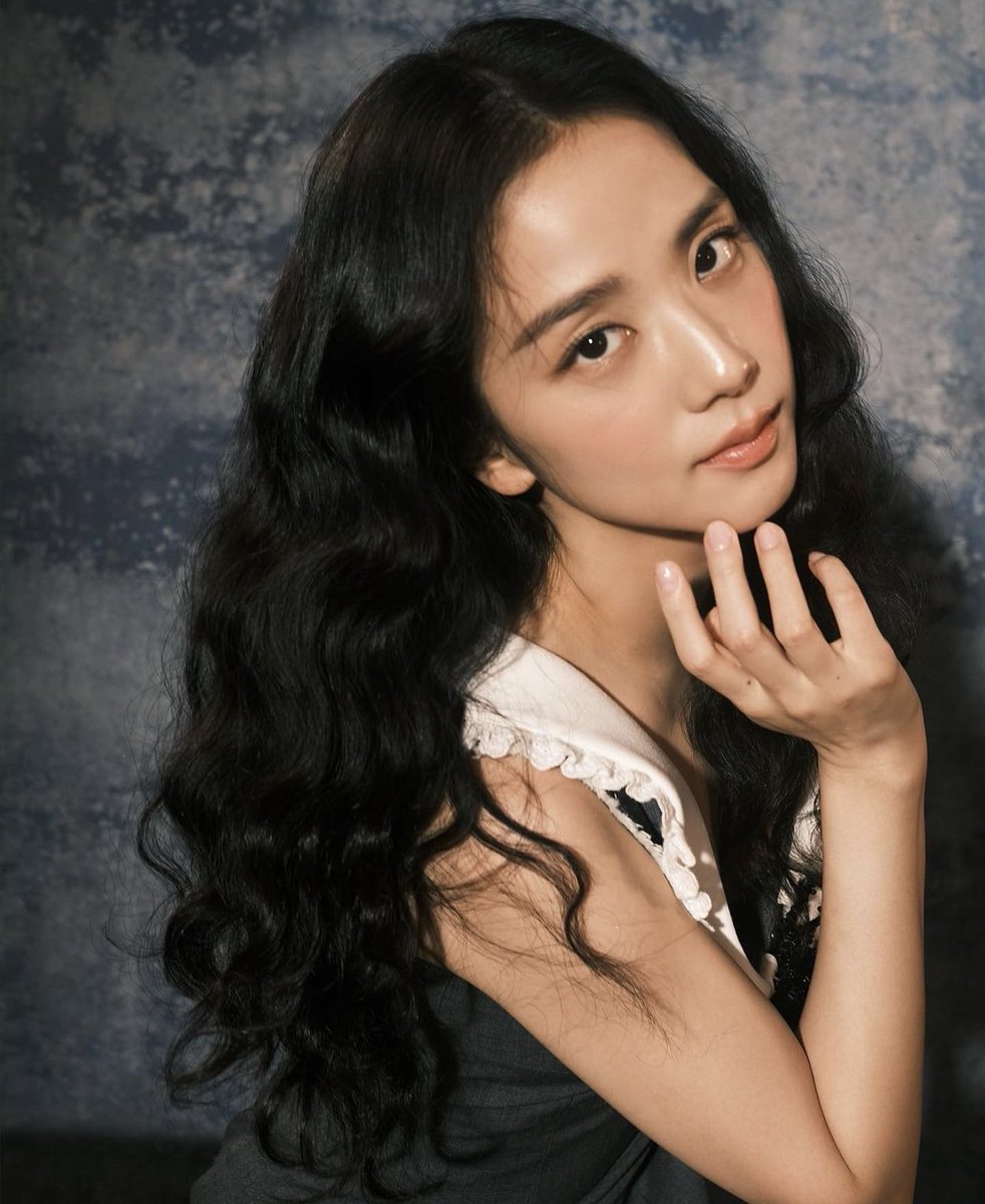PopBase's tweet photo. BLACKPINK's Jisoo in behind the scene photos from TIME Magazine photoshoot. https://t.co/cT6ZoLrobq