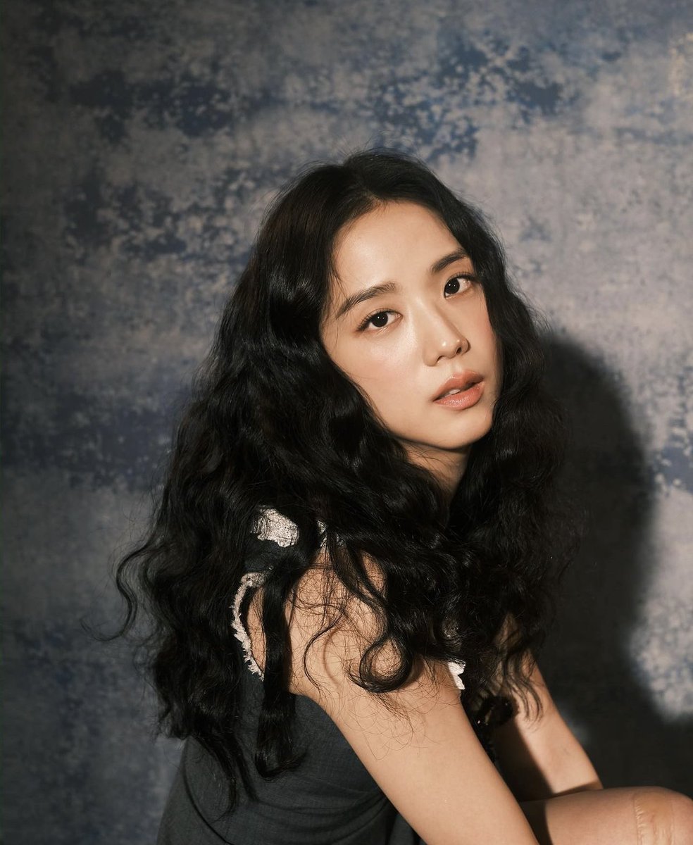 PopBase's tweet photo. BLACKPINK's Jisoo in behind the scene photos from TIME Magazine photoshoot. https://t.co/cT6ZoLrobq