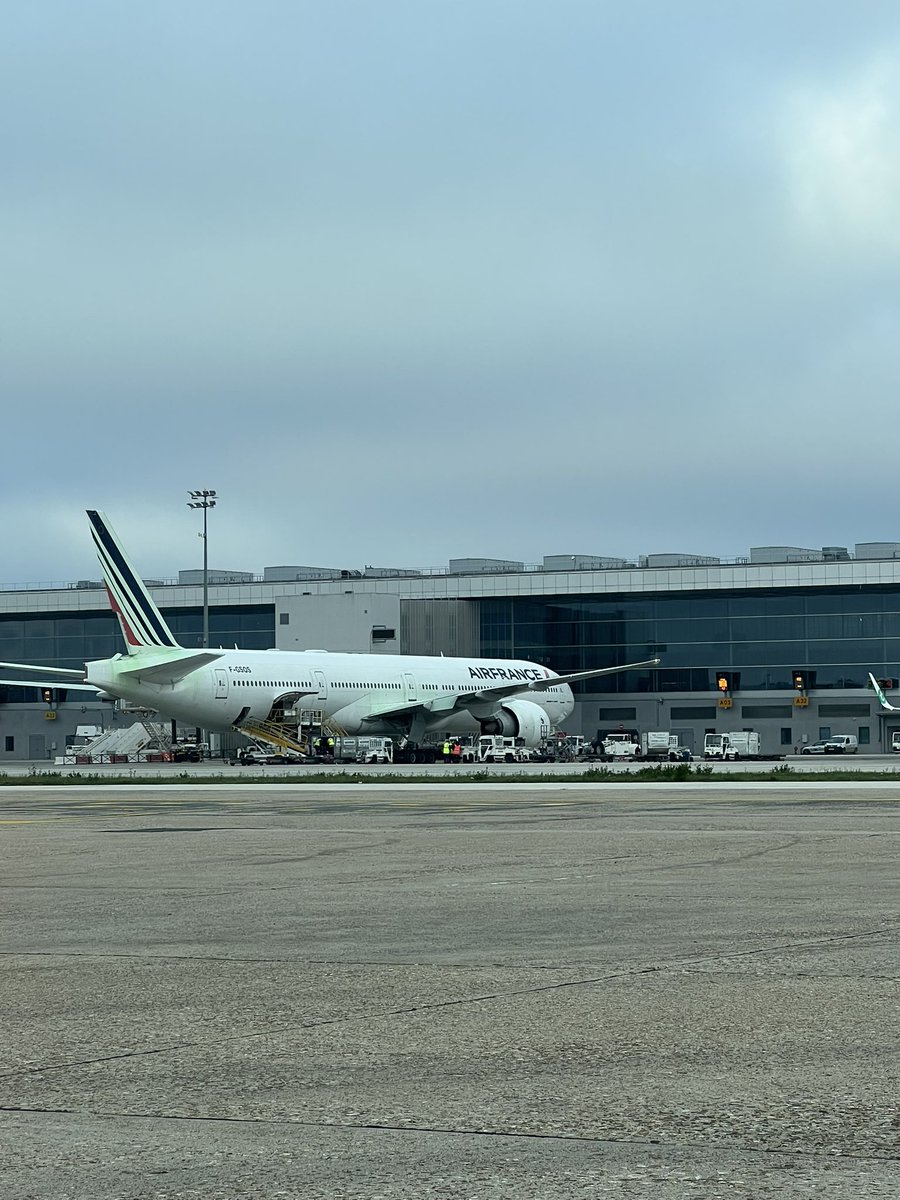 B00riss's tweet photo. #airfrance
#newdelivery
#transaviaFR
#green
#tarmac
😂😂😂😂😂 https://t.co/cMiqqmvREG