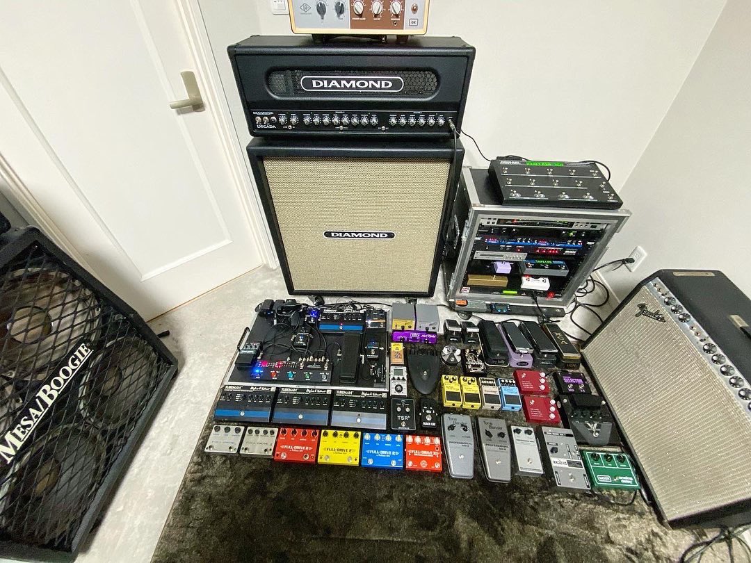 k01asayan's tweet photo. 部屋の片付けしてるのにサウンドチェックしたりして全然片付けられない
お借りしてるエフェクターとか楽しすぎ
#エフェクター
#effector
#effectspedals
#effects 
#pedals
#effects
#pedal https://t.co/Yv6gt2f6M6