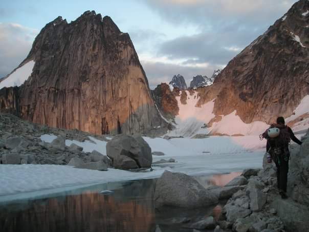 OnFliss's tweet photo. Happy #InternationalMountainDay! Apologies 😂 but I will be sharing a lot of beautiful inspiring mountains today to spread the love!
This is sunrise in the #Bugaboos in British Coulumbia ❤️
#mountains #wildlandscapes #adventure #EveryoneNeedsNature https://t.co/0inXoWj49Q