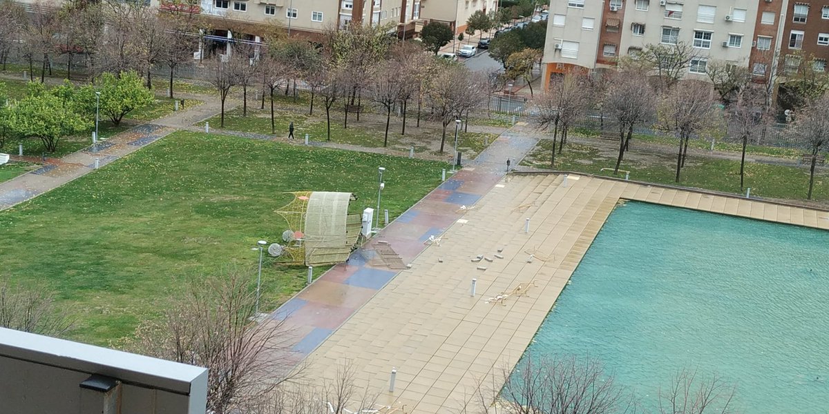 Buenos días <a href="/AytoJaen/">Ayuntamiento de Jaén</a> 

Parece que el viento ha hecho de las suyas.