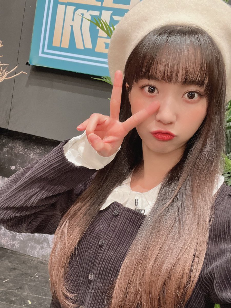 8_OHMYGIRL's tweet photo. [#OHMYAir] 유빈이와 함께 만날 오늘의 이슈는 무엇일까요? 📖🔍 잠시 후 7시 10분, 'KBS1 이슈 Pick, 쌤과 함께'에 #유빈 이 출연합니다💖 본방사수 잊지 마세요✨

#오마이걸 #OHMYGIRL #OMG https://t.co/UcrpkGJxvB