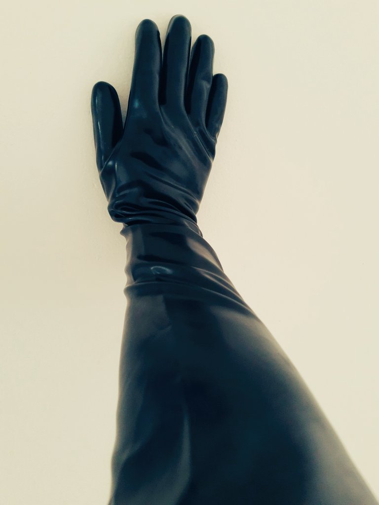 Sissy_Morgana's tweet photo. Good morning!!! 
#gloves #rubbergloves #heavyrubbergloves https://t.co/EToI3XuIb0