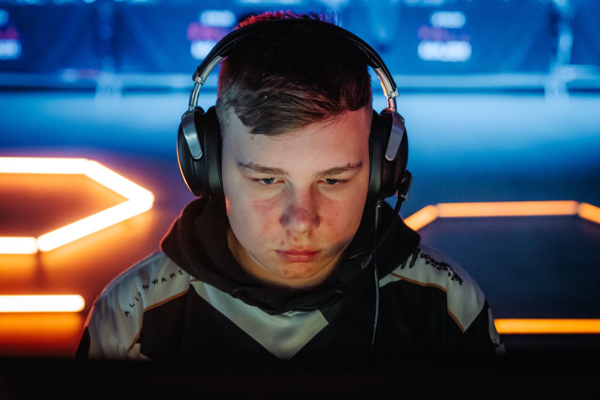 TeamLiquid's tweet photo. The Rocket League team is warming up for their first match of the day!!!
Who is ready to see some insane games today?! Match starts at 11 AM CET #FallMajor 💙 https://t.co/eMyVAGHIjc