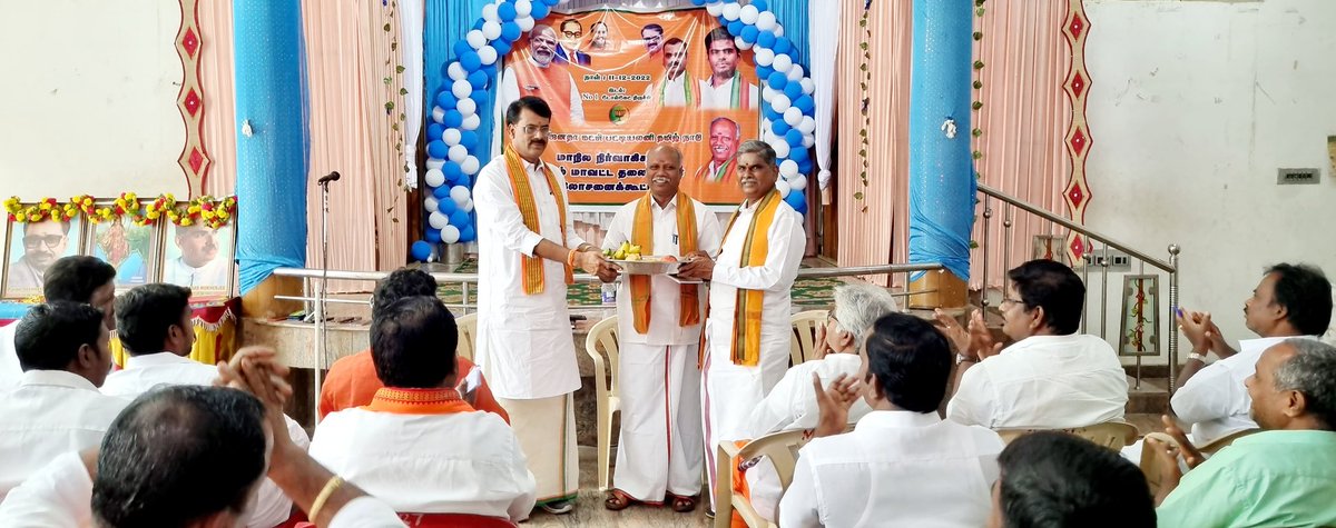 MouryaBjp's tweet photo. ತಮಿಳುನಾಡಿನ ತಿರುಚಿಯಲ್ಲಿ ರಾಜ್ಯ ಬಿಜೆಪಿ ಎಸ್,ಸಿ ಮೋರ್ಚಾ ಪದಾಧಿಕಾರಿಗಳು ಹಾಗು ಜಿಲ್ಲಾ ಅಧ್ಯಕ್ಷರ ಸಭೆ ರಾಜ್ಯ ಅಧ್ಯಕ್ಷರಾದ ಶ್ರೀ ತಡಪೆರಿಯಸ್ವಾಮಿ ಅಧ್ಯಕ್ಷತೆಯಲ್ಲಿ ಸಭೆನಡೆಯಿತು ಸಭೆಯಲ್ಲಿ ಬಸ್ತಿ ಸಂಪರ್ಕ ಅಭಿಯಾನ ಕಾರ್ಯಕ್ರಮದ ದೇಶದಲ್ಲಿಯೇ ತಮಿಳುನಾಡು ಎರಡನೇ ಸ್ಥಾನ ಪಡೆದ ಹಿನ್ನೆಲೆಯಲ್ಲಿ ರಾಜ್ಯದ ಎಲ್ಲಾ ಕಾರ್ಯಕರ್ತರಿಗೆ ಅಭಿನಂದನೆ https://t.co/Cu6VCuYoiF