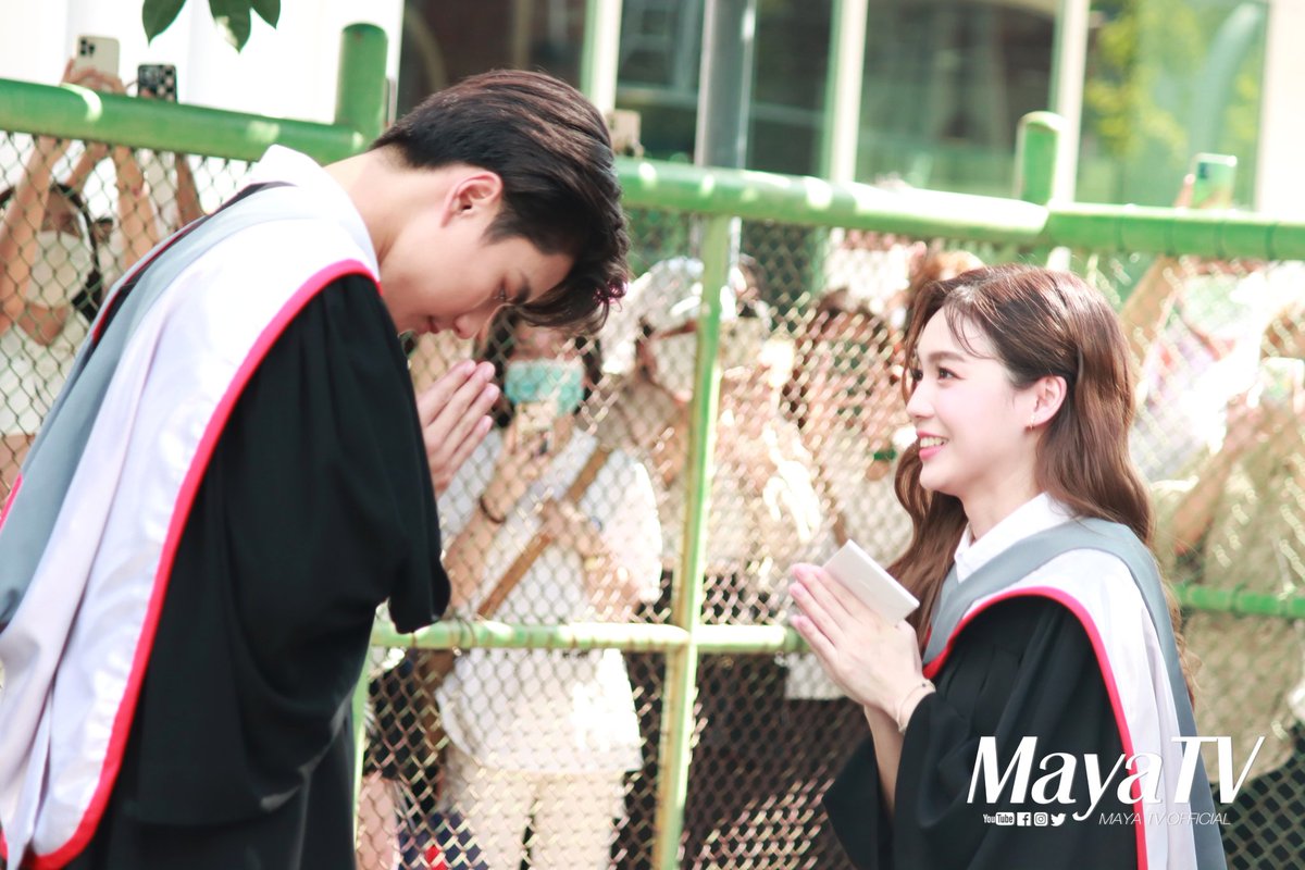 MATCHAJK's tweet photo. my ohmlove besties had a whole ritual planned out they are so cute  https://t.co/nSdzeOO9gM