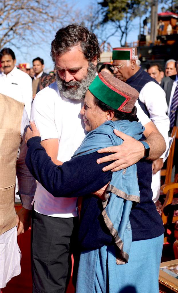 RahulGandhi's tweet photo. श्री सुखविंदर सिंह सुखु को हिमाचल प्रदेश के मुख्यमंत्री और श्री मुकेश अग्निहोत्री को उप मुख्यमंत्री पद की शपथ लेने पर हार्दिक बधाई। 

सभी कांग्रेस कार्यकर्ताओं और समस्त प्रदेशवासियों को इस नई शुरुआत के लिए शुभकामनाएं। 

कांग्रेस सरकार अपने सभी वादे पूरे करने के लिए प्रतिबद्ध है। https://t.co/74AboRXwDO
