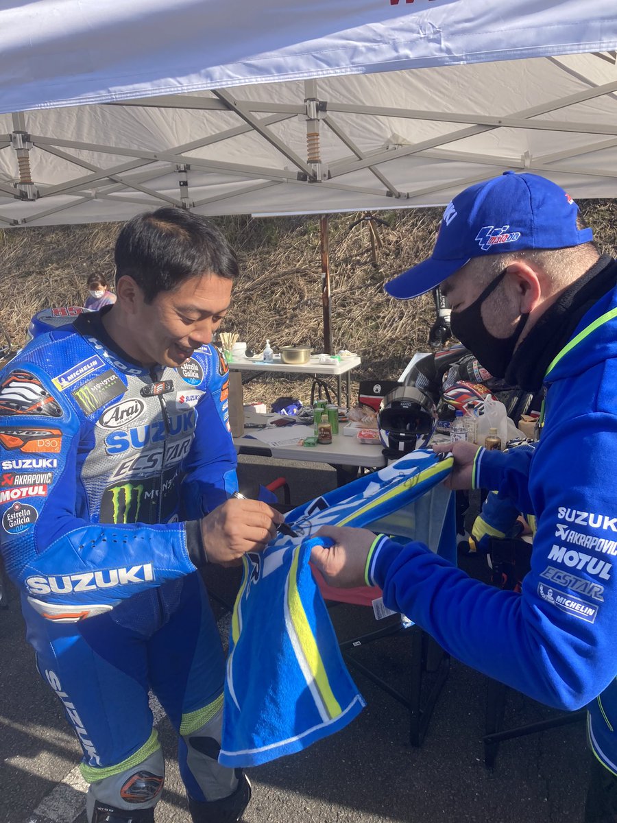 oz_rider36's tweet photo. 今日は近畿スポーツランドで開催された北川圭一杯にSUZUKI MotoGPライダーとして走られた津田拓也選手、渡辺一樹選手が来られるとの事で観戦してきました💙
一緒に写真撮って頂きましたが緊張して顔が強張りました😱
#SUZUKI
#MotoGP
#津田拓也
#渡辺一樹 https://t.co/1y5fekp3KP