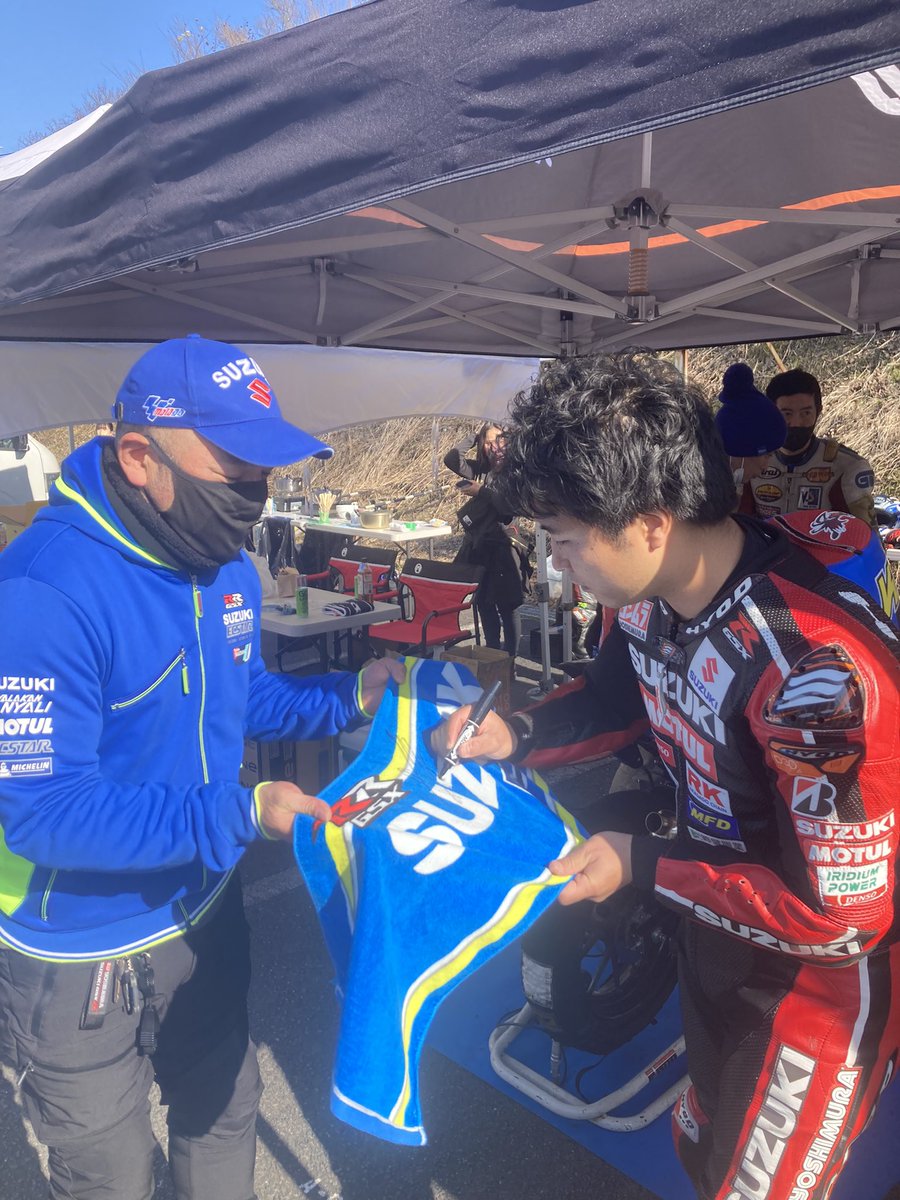 oz_rider36's tweet photo. 今日は近畿スポーツランドで開催された北川圭一杯にSUZUKI MotoGPライダーとして走られた津田拓也選手、渡辺一樹選手が来られるとの事で観戦してきました💙
一緒に写真撮って頂きましたが緊張して顔が強張りました😱
#SUZUKI
#MotoGP
#津田拓也
#渡辺一樹 https://t.co/1y5fekp3KP