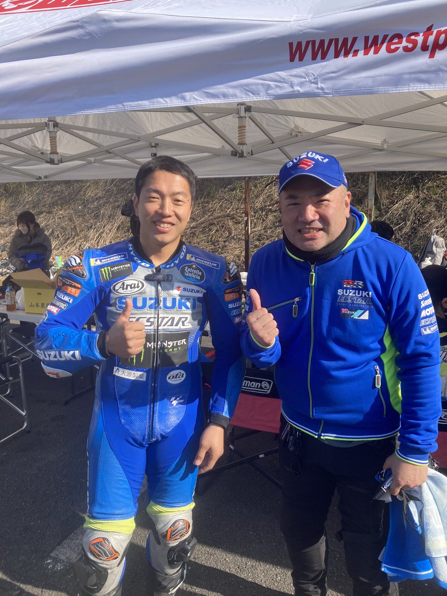 oz_rider36's tweet photo. 今日は近畿スポーツランドで開催された北川圭一杯にSUZUKI MotoGPライダーとして走られた津田拓也選手、渡辺一樹選手が来られるとの事で観戦してきました💙
一緒に写真撮って頂きましたが緊張して顔が強張りました😱
#SUZUKI
#MotoGP
#津田拓也
#渡辺一樹 https://t.co/1y5fekp3KP