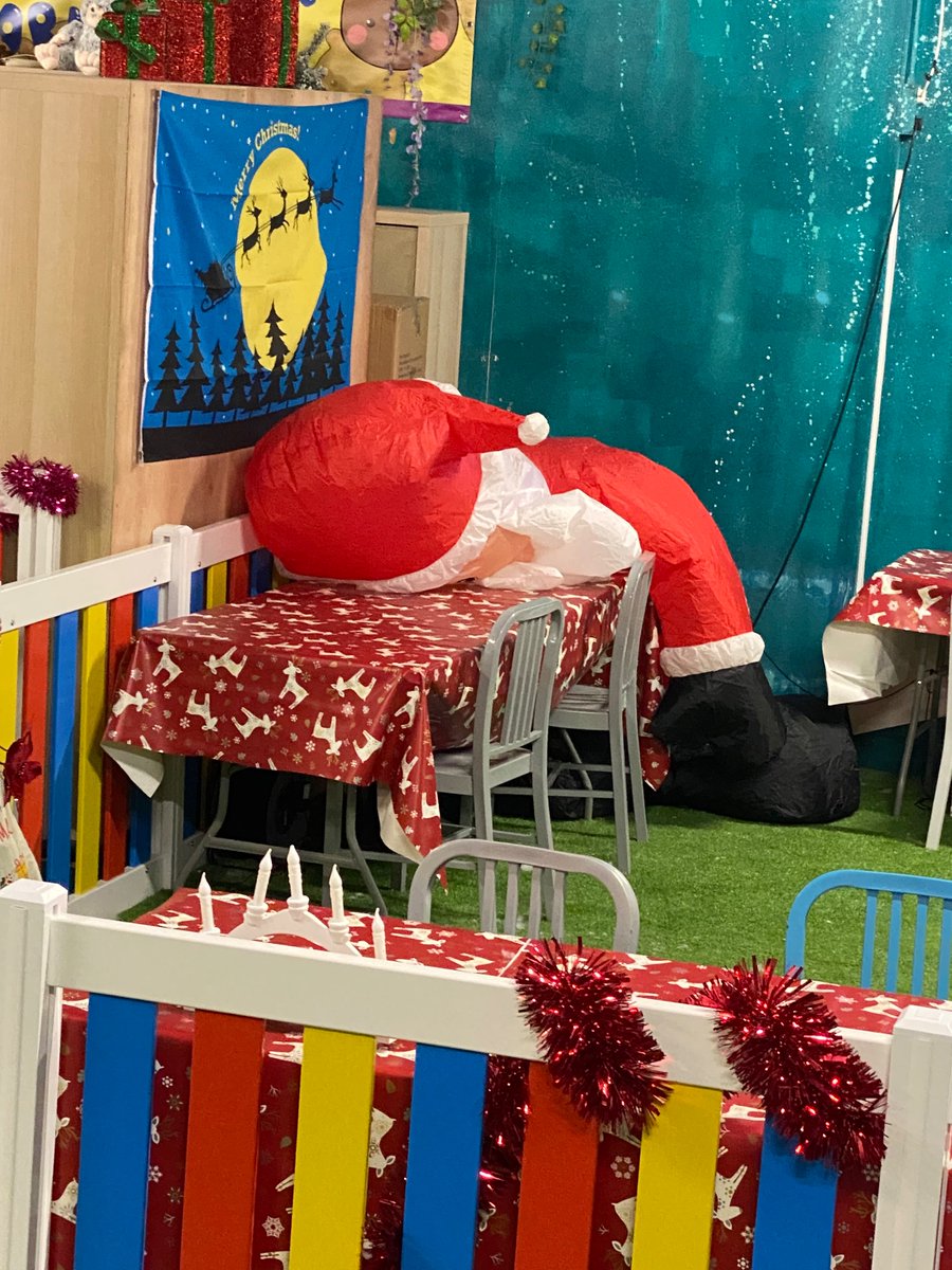 JessRachel92's tweet photo. Santa after his Xmas Party 🤣🍻🥴 #badsanta #xmasparty #SantaClaus #messy https://t.co/B5cEWueQjx