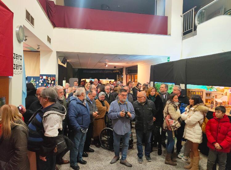 CsLogrono_'s tweet photo. 🍊 Los concejales de Cs en el @AytoLogrono @igtrisaCs y @RociFernandezCs asistieron ayer tarde a la inauguración de la exposición de Belenes de la Asociación de Belenistas de La Rioja en los cines Moderno. Una muestra de una calidad extraordinaria q es ya una tradición logroñesa. https://t.co/8YnxZD6dLQ
