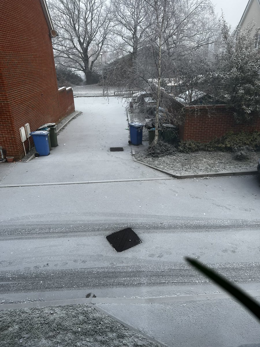 CallumMiddlewe1's tweet photo. @Met4CastUK This is Bracknell. No snow on the radar on this area, however it’s fine drizzly snow. https://t.co/adZmgAmNUF