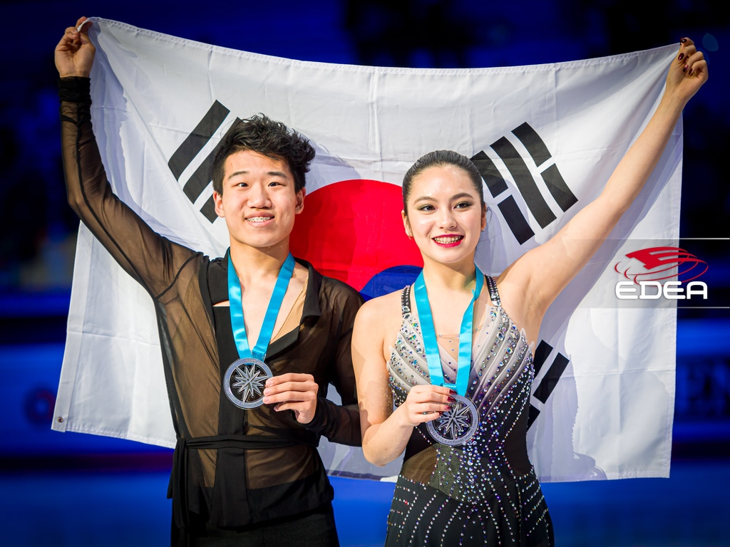 edeaskates's tweet image. ISU Junior Grand Prix Final 2022/23 - Junior Ice Dance⁠
Good job #edeafamily!👏🏽👏🏽
🥈Hannah LIM / Ye QUAN 🇰🇷
5 Darya GRIMM / Michail SAVITSKIY 🇩🇪
#edeaskates #GPFinal22 #GPFTorino2022 #FigureSkating #MadeOfStars #GPFigure #JGPFigure #iceskating #homeofchampions #edeaflamencoice