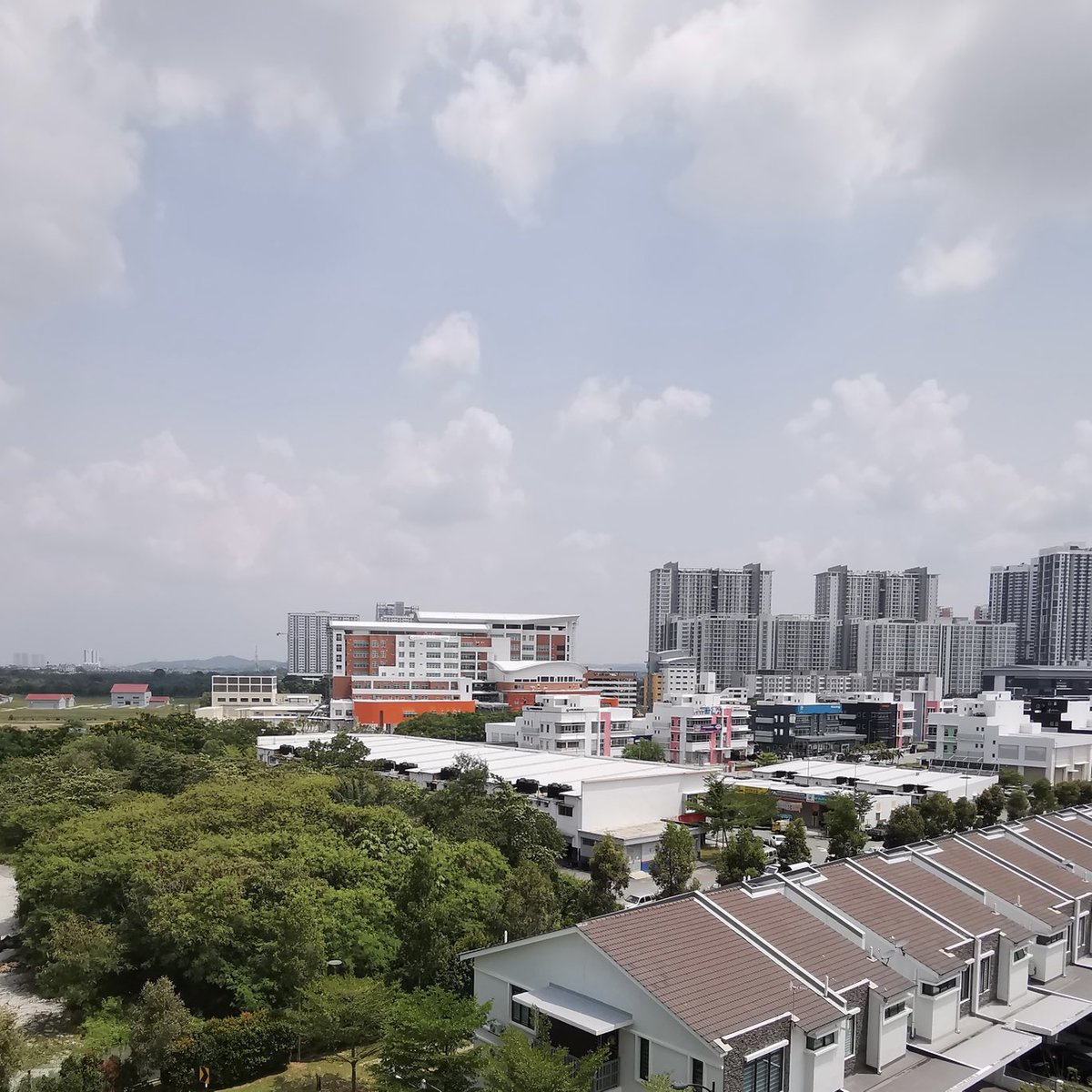 yudyimages's tweet photo. FYI Hospital Cyberjaya hanya abil kes mahu bersalin sahaja — setiap hari berpuluh kali dengar ambulan keluar masuk. 😁 #cyberjaya #hospital https://t.co/gUg1jnZGI0